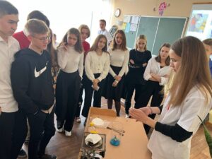Уральский химико-технологический колледж провел классные часы для школьников Губахи